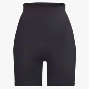 NEW! SKIMS sculpting short mid thigh. color: onyx